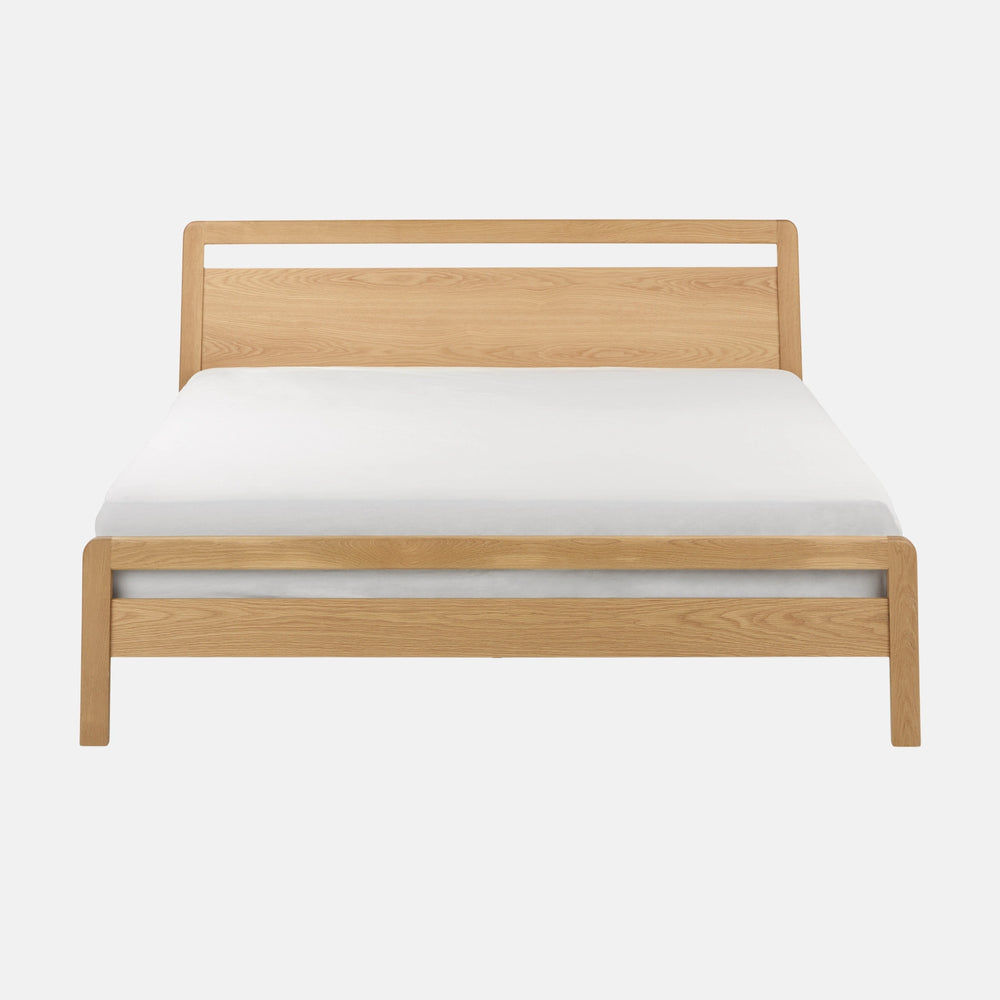 מיטה זוגית סקנדינבית מעץ אלון מלא עם ראש מיטה פורניר טבעי