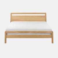 מיטה זוגית סקנדינבית מעץ אלון מלא עם ראש מיטה פורניר טבעי
