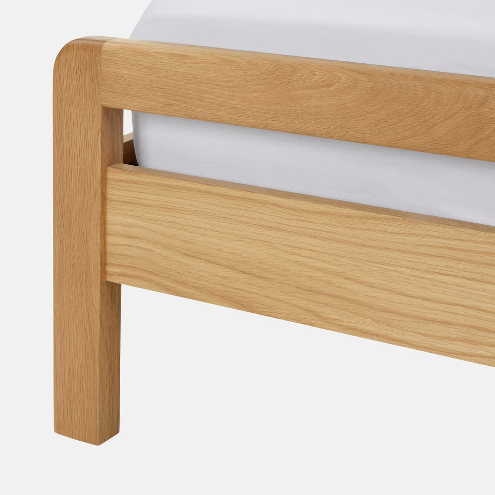 מיטה זוגית סקנדינבית מעץ אלון מלא עם ראש מיטה פורניר טבעי