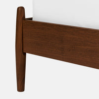 מיטה זוגית מעץ אלון מלא בעיצוב קלאסי־מודרני עם ראש מיטה פורניר