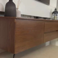 Tavik | מזנון טלוויזיה מודרני עם נגיעה תעשייתית חמה